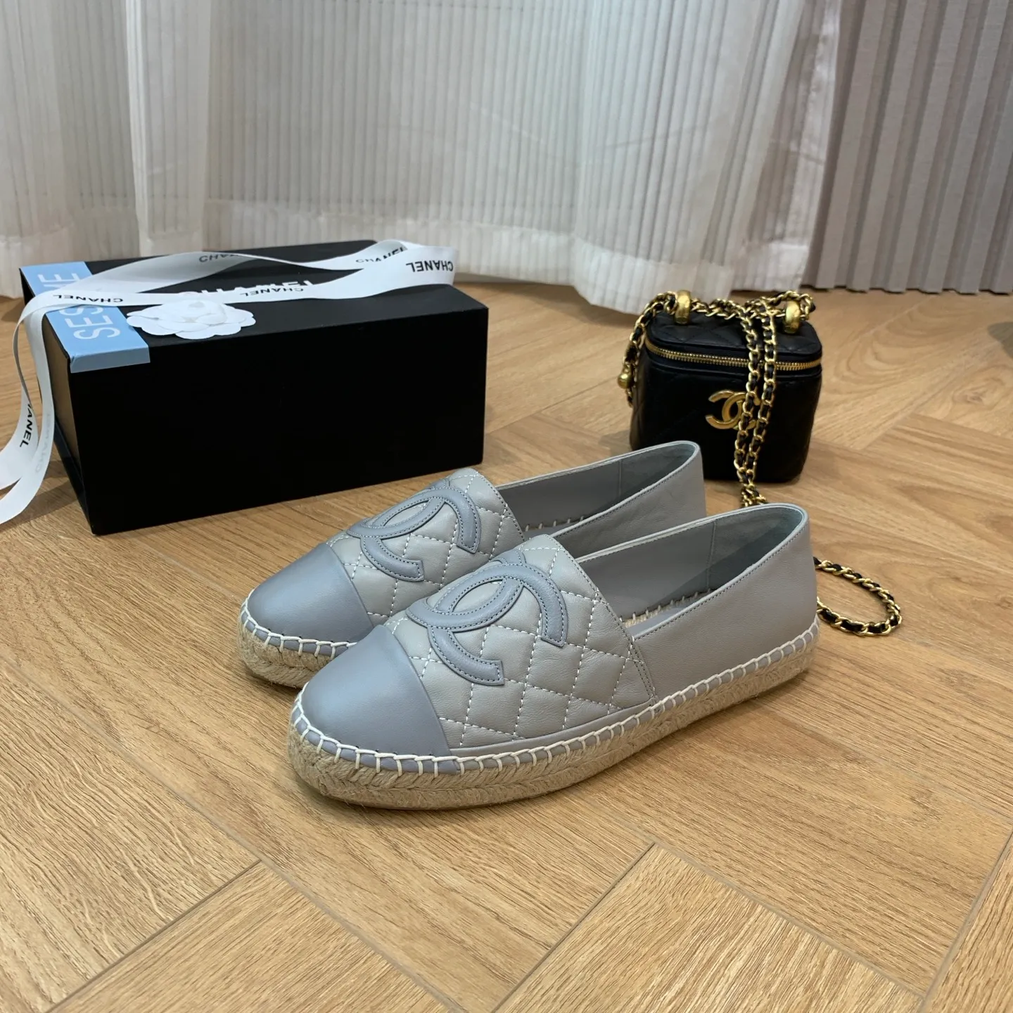 👟👟Ex-factory price 480👟👟 👑New colors are coming ✌️The new version of Chanel fisherman shoes is coming❗️Delivered in a complete set of top-notch packaging. The quality of my fisherman shoes has not been introduced much, everyone who has tried it knows it! The original customized upper, and my outsole is the original translucent outsole, the opaque outsole is the wrong version, full set of authentic packaging ❗️ size: 35-40, running price